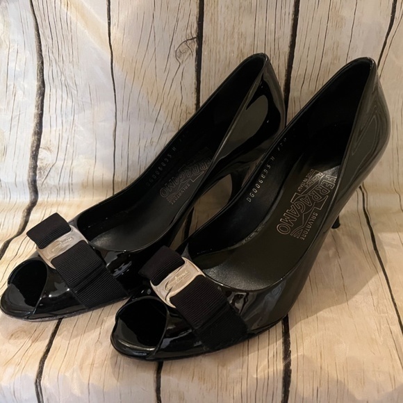 Salvatore Ferragamo Ribes 70 Vara‎ Bow Black Patent Shoes Heels Pumps 7.5 AA - Picture 2 of 9